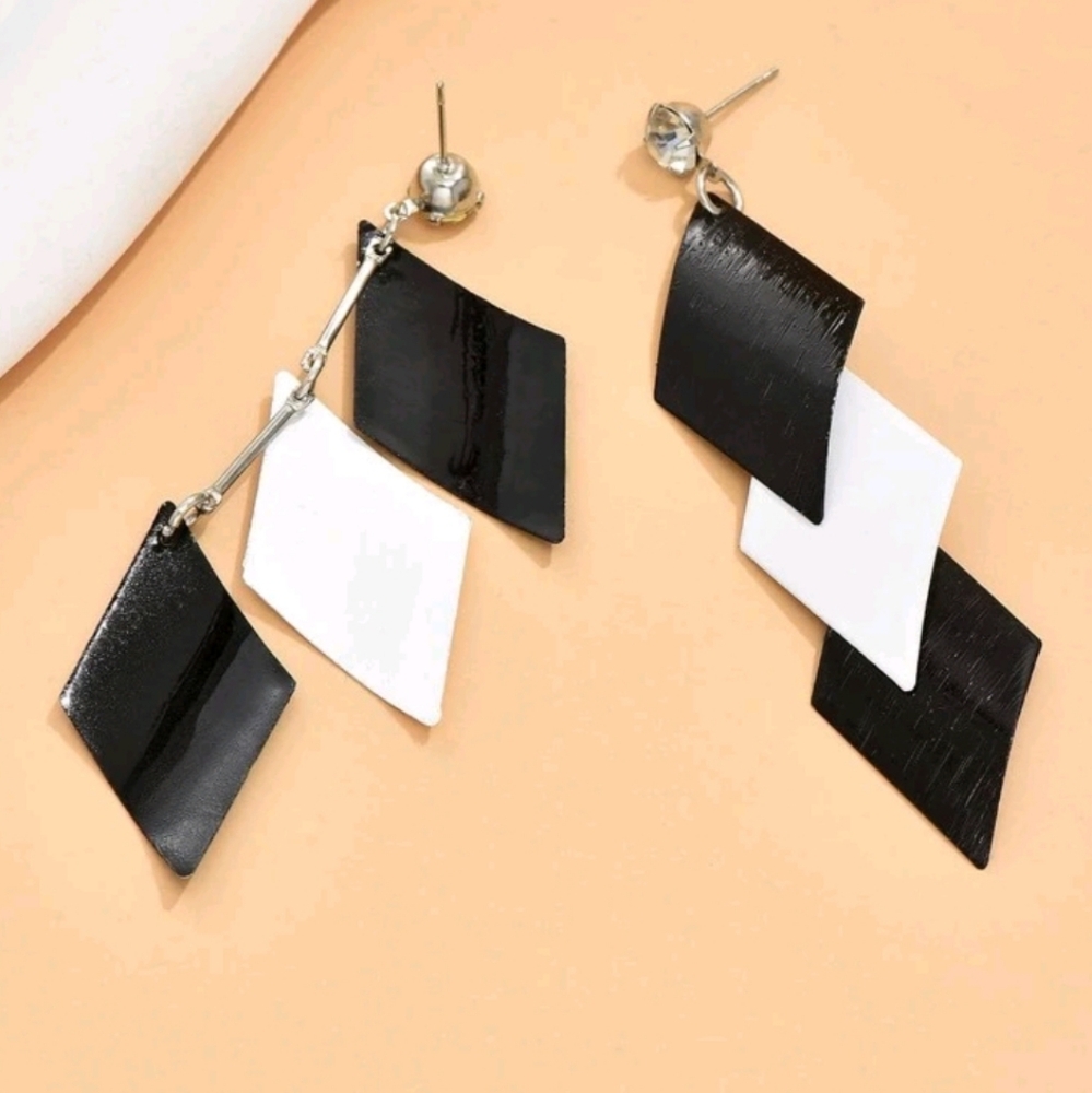 Black and White Geometric Earrings - Picture 3 of 5